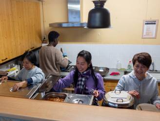 Op slechts drie pitjes tachtig maaltijden koken voor de daklozen: zo wordt de missie van broodpater Poels voortgezet