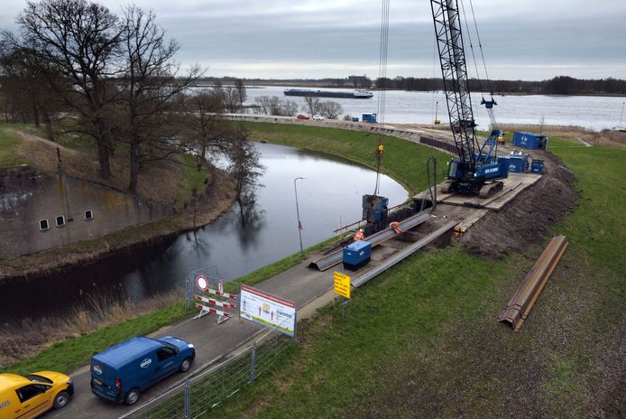Langs de Waal wordt inmiddels druk gewerkt aan de dijkverzwaring, zoals hier bij Fort Vuren waar de dijk volledig is afgesloten.