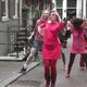 Tinkebell danst Gangnam Style bij presentatie naaktkalender