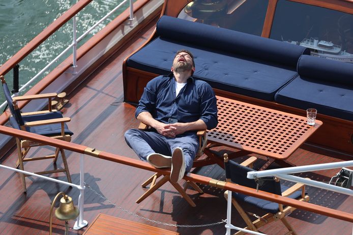 Ben Affleck doet een dutje tijdens een boottochtje op de rivier de Seine