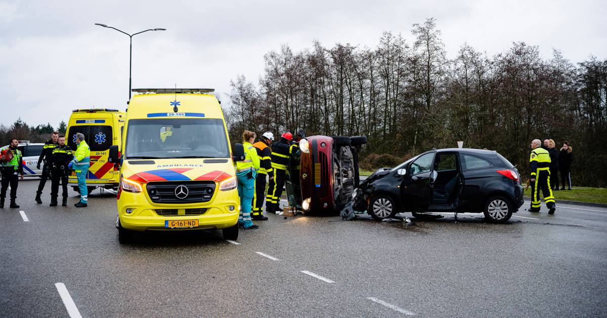 Ouder echtpaar gewond na botsing op Ambrosiusweg in Hilvarenbeek.