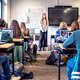 Snotterige leraar geeft les vanuit huis terwijl een student de klas in het gareel houdt