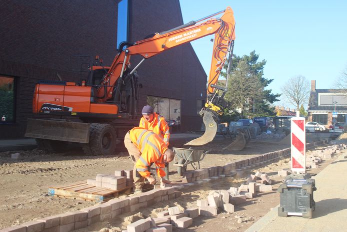 De eerste fase van het Centrumplan Rucphen vordert vlot.  De bewoners van de nieuwbouw aan de Van Voornestraat hebben hun stoep en aan het bijbehorende wegdeel wordt hard gewerkt.