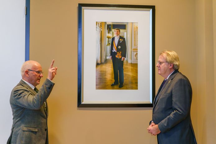 Commissaris van de Koning Jaap Smit (rechts) installeerde Jan Heijkoop voor de tweede keer als burgemeester van Alblasserdam.