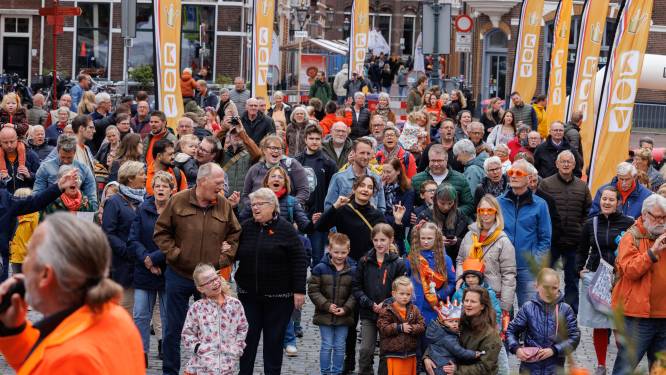 Meezingen in Kampen volgens traditie en eindelijk weer koopjes scoren in Emmeloord: Koningsdag druk bezocht