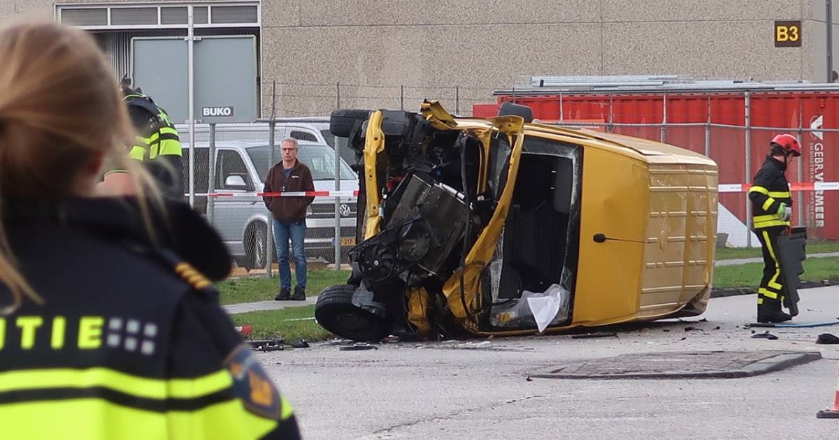 Dode bij aanrijding tussen bezorgbusjes.
