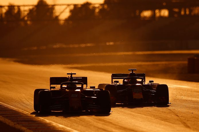 Sebastian Vettel en Max Verstappen tijdens de wintertests op het Circuit de Catalunya.
