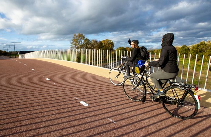 De eerste fietsers wijdden de nieuwe fietsbrug over de Spottersweg in voor de officiële opening later die dag.