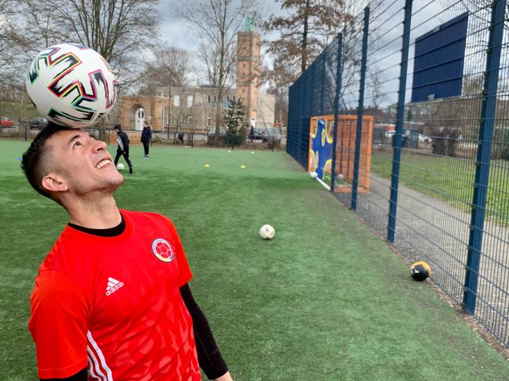 Omar is een balvirtuoos met een groot hart voor kids 