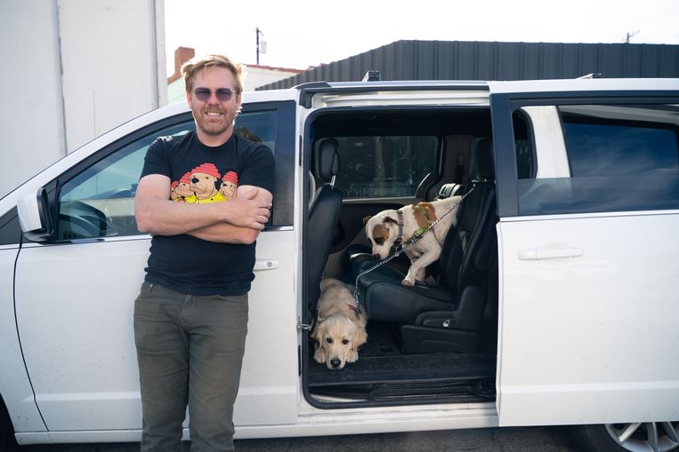 Bob Morris heeft een doggy daycare in de San Fernando Valley: ‘We hebben onze diensten uit meerdere buurten moeten terugtrekken. Het is gewoonweg te duur om heen en weer te rijden.’ Beeld Marlo Madlangbayan Gaite-de Joya