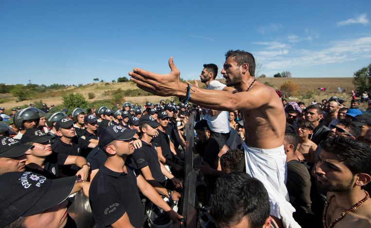 Syrische vluchtelingen reageren op de blokkade van Turkse agenten aan de Turks-Griekse grens. Archieffoto uit 2015. Beeld EPA