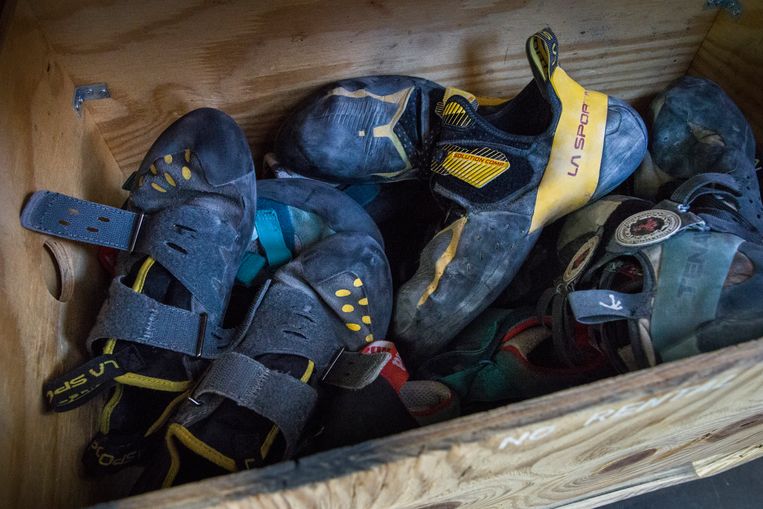 Een verzamelbak vol afgedankte schoenen in klimhal Monk in Rotterdam. Beeld Arie Kievit