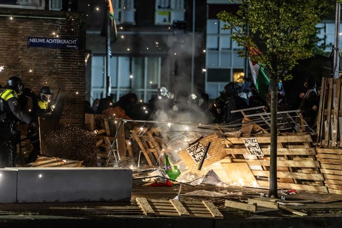 De ontruiming van het pro-Palestijnse protest bij de campus van de Universiteit van Amsterdam (UvA) op het Roeterseiland.