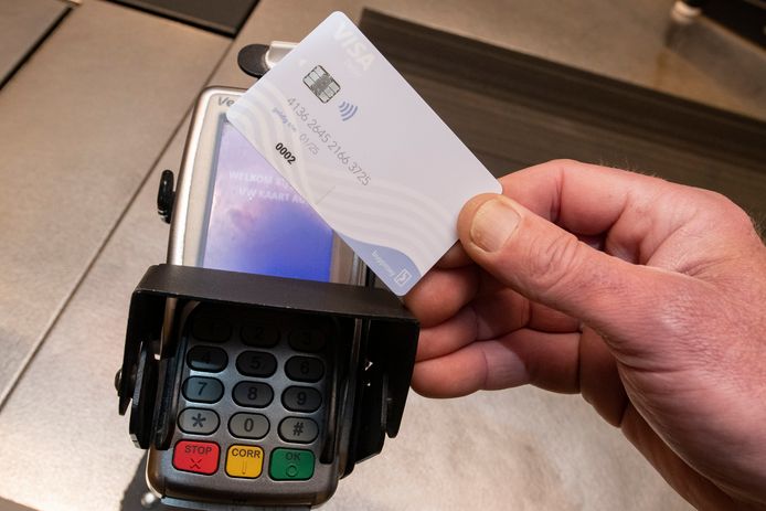 Primeur: Oekraïense vluchtelingen krijgen prepaid pinpassen voor hun  leefgeld | Groene Hart steunt Oekraïne | AD.nl