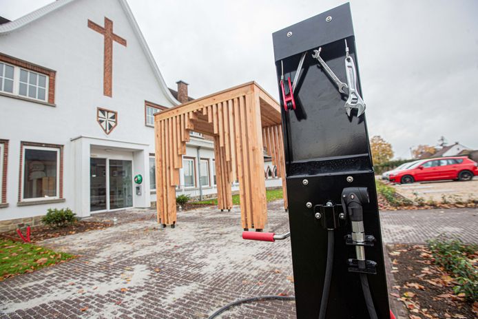 De eerste fietsherstelpaal van het Pajottenland staat aan het Domincanessenklooster. Aan de achterzijde van de zuil hangt nog meer gereedschap.