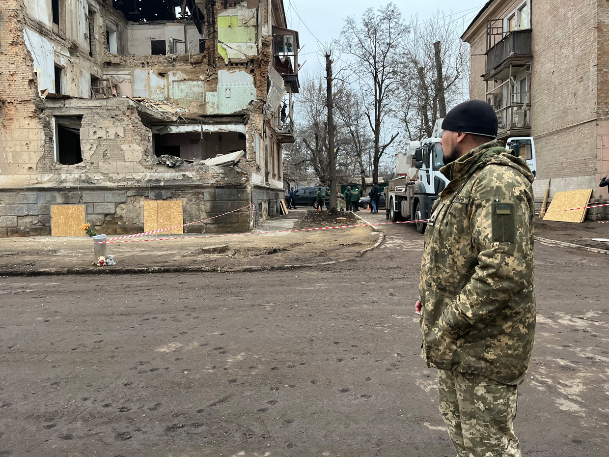 Militair Oleg Cholod bij zijn verwoeste huis. Zijn moeder Olga (62) kwam om bij de Russische raketaanval. 
 Beeld Michiel Driebergen