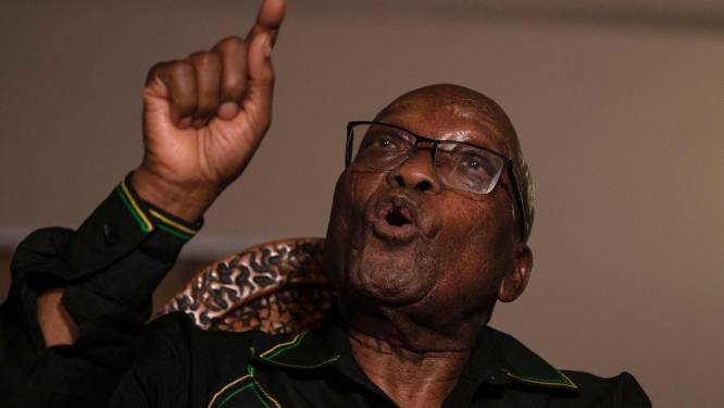Veroordeelde oud-president Zuma van Zuid-Afrika geeft zichzelf aan bij de politie