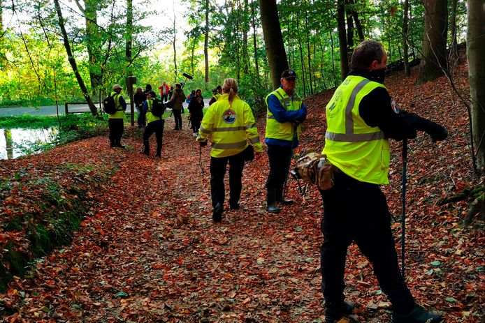Onder anderen leden van het Veteranen Search Team zochten vanmiddag naar het vermiste meisje van 17, zoals hier op de Veerweg bij Oosterbeek.