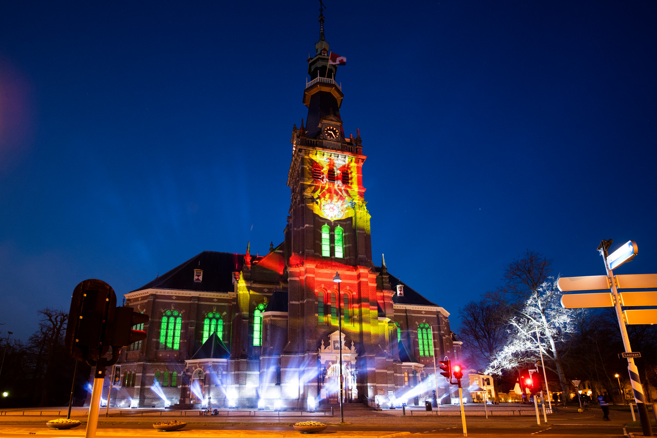 Een speciale lichtshow op en bij de Grote Kerk in Apeldoorn, dat vandaag 76 jaar geleden werd bevrijd.