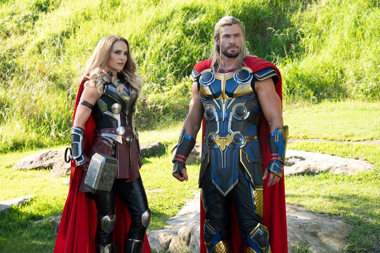 Natalie Portman en Chris Hemsworth in ‘Thor: Love and Thunder’. Beeld Jasin Boland
