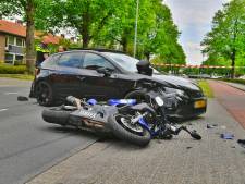 Motorrijder botst hard op afslaande auto in Veldhoven en raakt zwaargewond