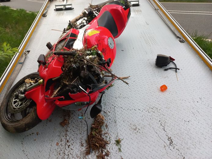 De zwaarbeschadigde Honda-motor van de Nederlandse bestuurder die in Duitsland om het leven kwam.