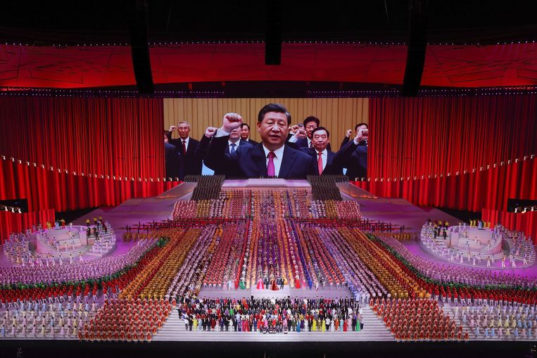 Een groot scherm toont Xi Jinping op de viering van het 100-jarige bestaan van de Communistische Partij van China, in 2021. Beeld Lintao Zhang / Getty