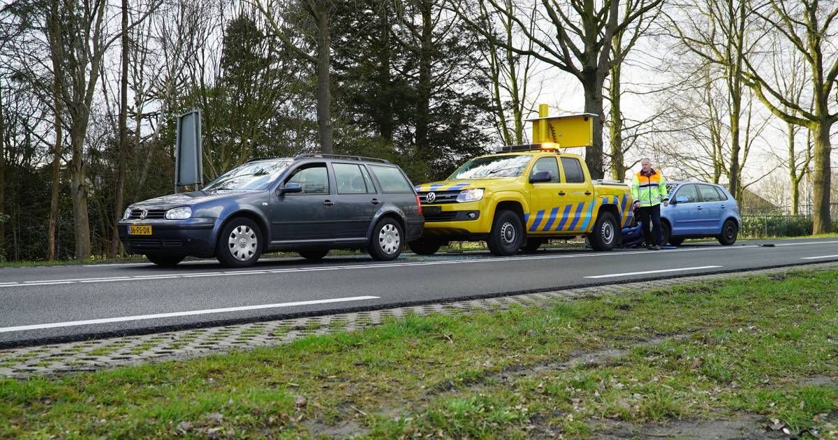 Weginspecteur belandt zelf midden in ongeluk tussen Raalte en Heeten.