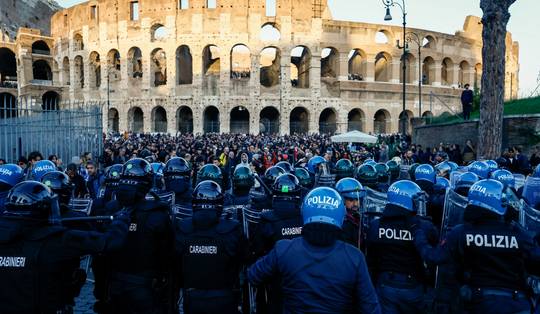 128 arrestaties bij rellen en plunderingen in Barcelona • Demonstranten drongen Colosseum binnen in Rome