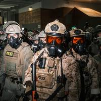 Extreemrechtse slogans, gemaskerde arrestaties en dodelijk geweld: onder Trump lijkt ICE steeds meer op een militie