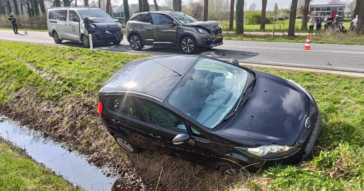 Automobilist probeert ongeluk vóór hem te ontwijken en belandt in de sloot: één gewonde.