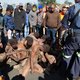 Woedende Zuid-Afrikaanse menigte valt buitenlandse mijnwerkers aan na groepsverkrachting