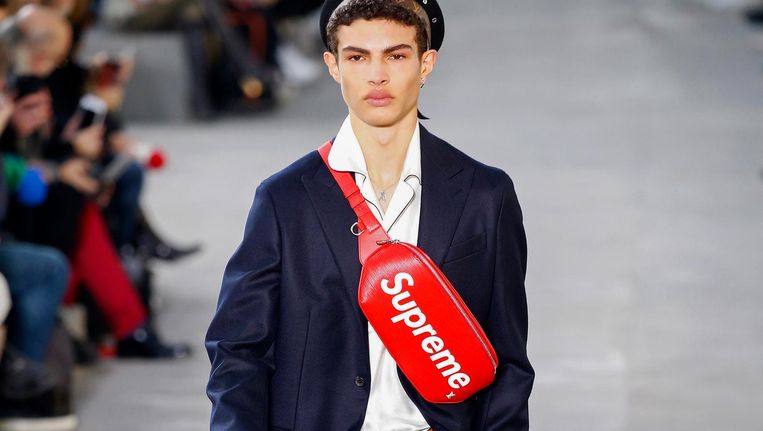 Louis Vuitton Op de rode tas het logo van skatermerk Supreme, waarmee de Fransen samenwerken. Beeld Peter Stigter