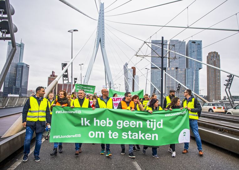 Docenten en leerlingen in actie tegen hoge werkdruk en een betere cao in Rotterdam.  Beeld Frank de Roo / ANP