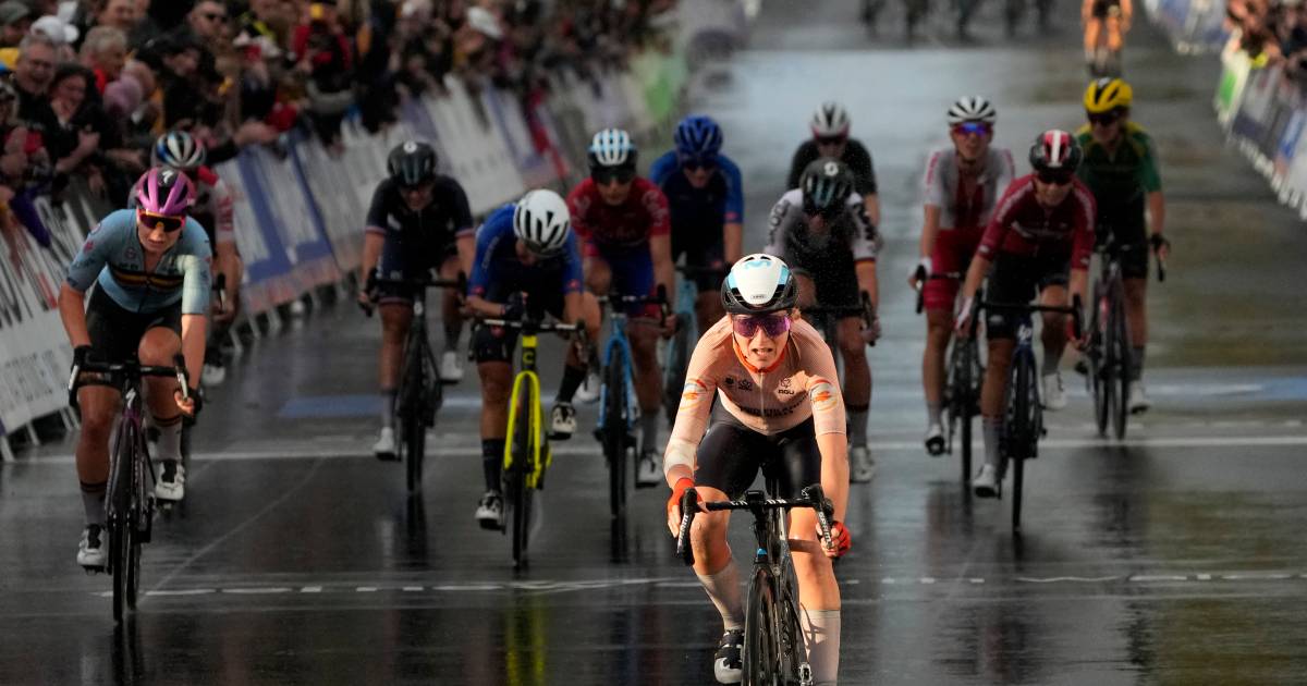 Annemiek van Vleuten knalt met breuk in elleboog vanuit geslagen positie naar wereldtitel