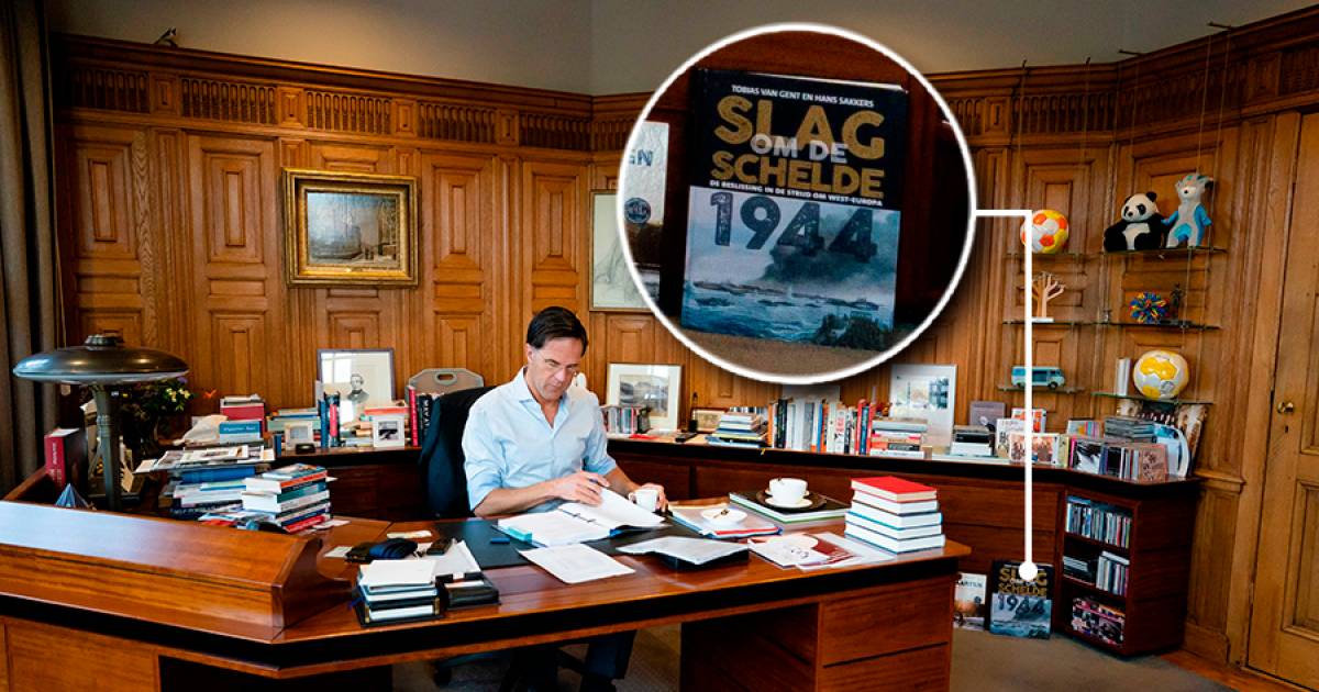 Mark Rutte pronkt met het geschiedenisboek van zijn Middelburgse partijgenoot | Zeeuws nieuws ...
