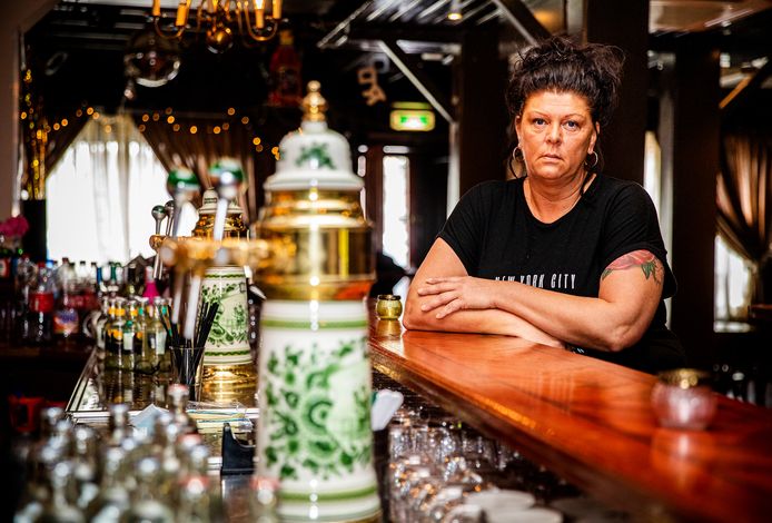 Cien Blokland aan de toog van haar café De Blokkies. ,,Wat een geweldige avonden hebben we hier meegemaakt.’’