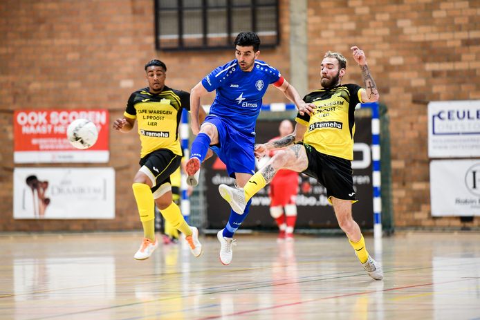 Laurenz Simoens (r.) in duel met Iliass El Attabi. Het verdienstelijke punt mocht voor Lier niet baten.