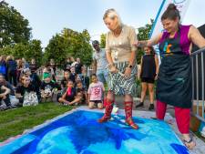 Kunst met voetstappen van nieuwe Waalwijkse burgemeester: Sacha Ausems krijgt cultureel welkom