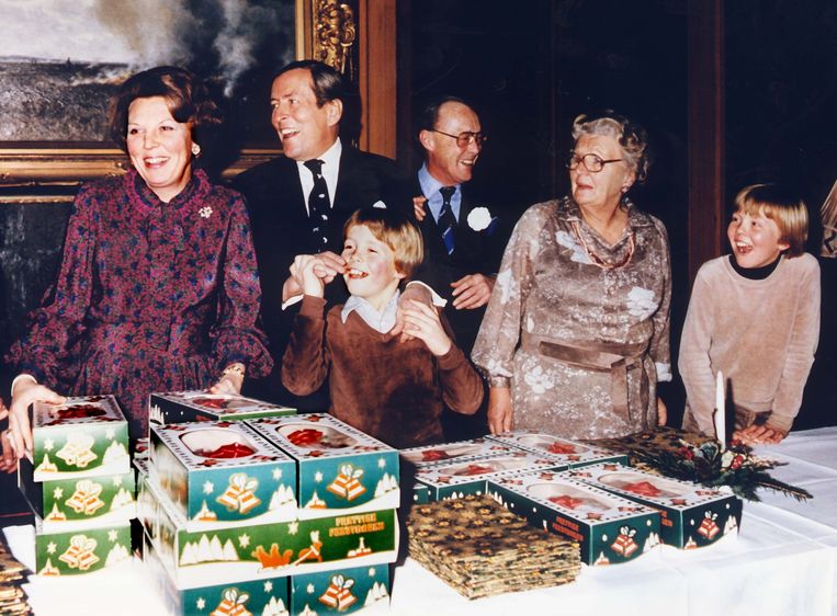 Kerstviering voor personeel met hun familie, bij het koninklijk huis. Rij vooraan (v.l.n.r.): Beatrix, prins Claus, Maurits, Bernhard, Juliana en Willem-Alexander, 21 december 1978. Beeld ANP /  ANP