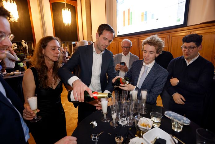 Lijsttrekker Bart Bikkers van de VVD schenkt de champagne in nadat bekend werd dat zijn VVD de gemeenteraadsverkiezingen in Vlaardingen heeft gewonnen. Links naast hem raadslid Leonie Claessen, rechts naast hem Ruben van de Zande.