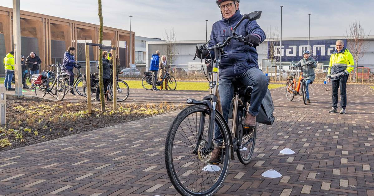 Iedereen Met Een Elektrische Fiets Slingert Voor Het Vertrek | Zeeuws  Nieuws | Pzc.Nl