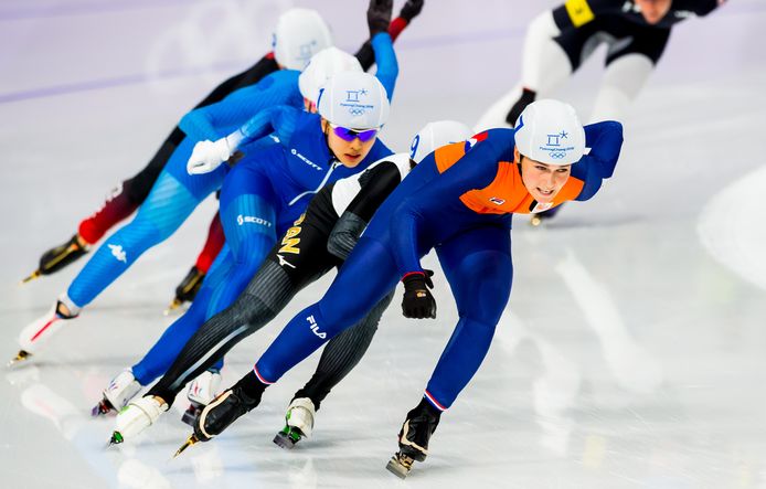 Irene Schouten zet de laatste ronde in bij de mass start maar zij wordt in de eindspreint verslagen door de Japanse Nana Takagi.