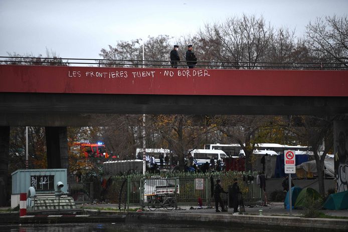 Het kamp bevond zich onder een brug van de A1-autosnelweg in Saint-Denis.