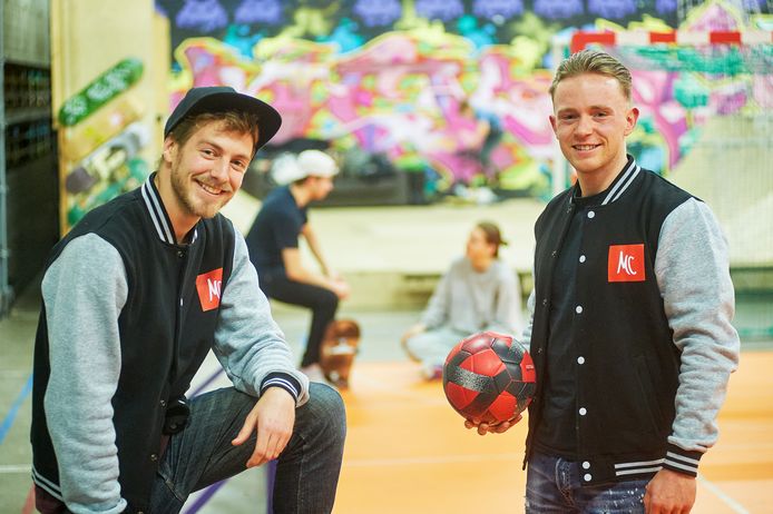 Als jongeren een maand lang geen joint aanraken, leveren Max Hermans (met bal) en Kevin Kerkenaar een tegenprestatie bij MC in Uden.