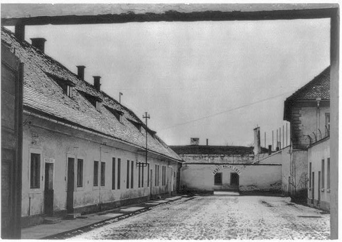 De ingang van het concentratiekamp Theresienstadt.