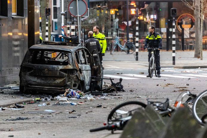 De Coolsingel veranderde in een slagveld na de rellen.