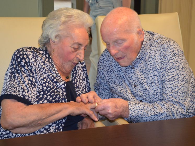 Na 42 jaar samen zijn Celina (92) en Antoine (86) getrouwd: "Je bent wel een gelukzak, want kijk eens wie er naast jou zit"