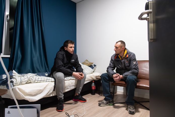 Tomasz Nadolski (L) en Ryszard Jurewicz hebben na de brand in Dongen onderdak gekregen in het migrantenhotel in Waalwijk.