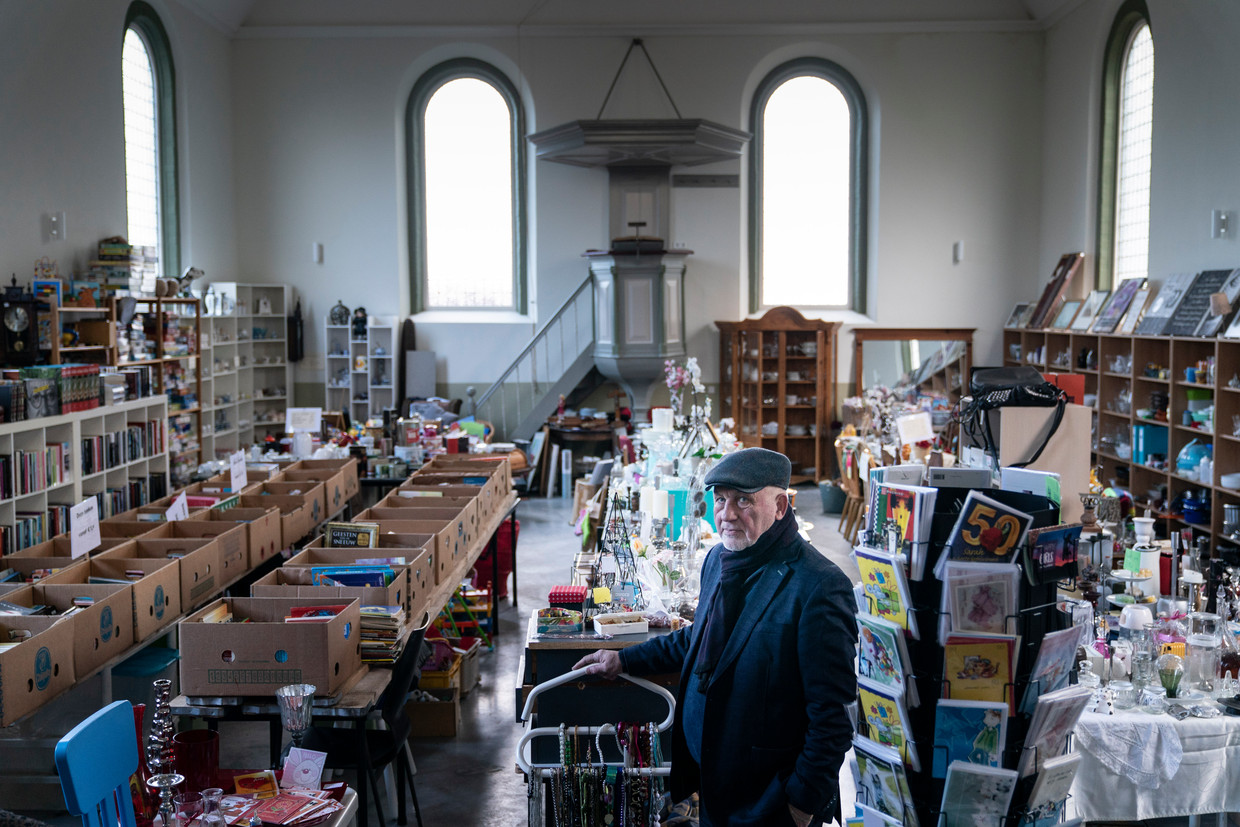 Vastgoedondernemer Wim Annen in 'zijn’ tot kringloop verbouwde kerk in Pesse, vlak bij Hoogeveen. Beeld Reyer Boxem